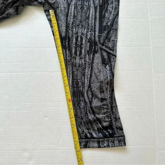 Lululemon Passion Crop II Subtle Serpent, Size 8 Australian Release - Picture 4 of 9